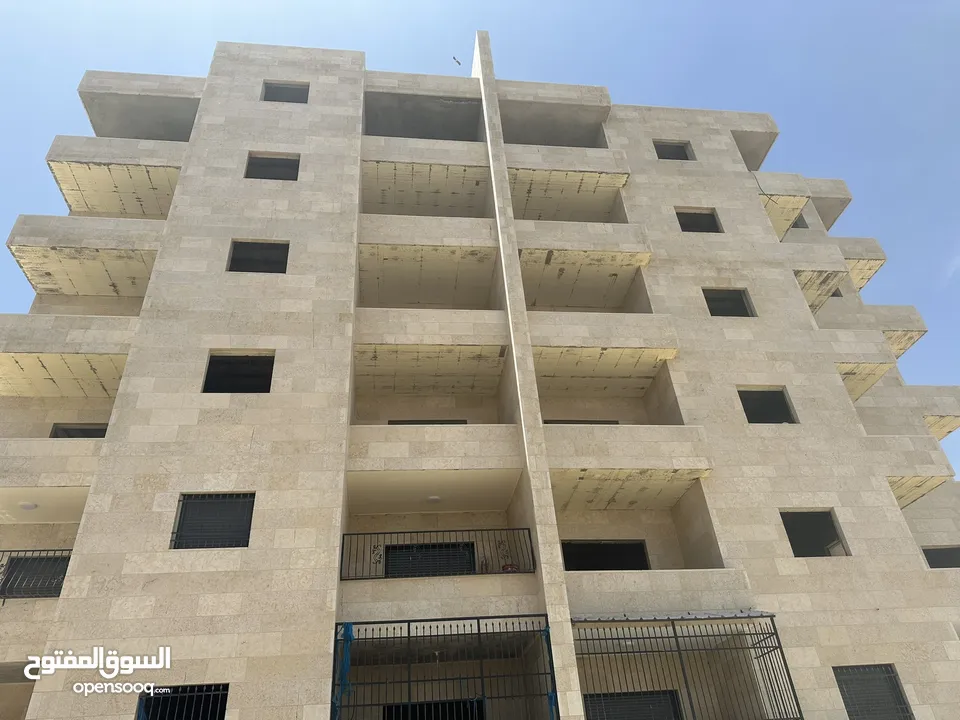 شقة فاخره للبيع  قرب معبر مزموريه  بالتقسيت المباشر بدون بنوك