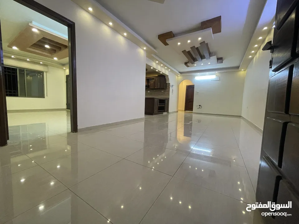 شقه بمدخل مستقل فاخره ومميزه  طابق ارضي مجمع عمان جديد