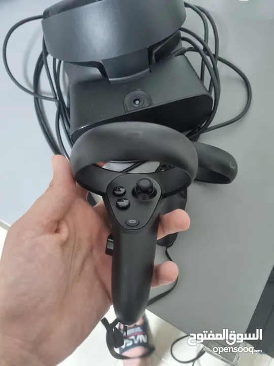 Oculus Rift S with both controllers