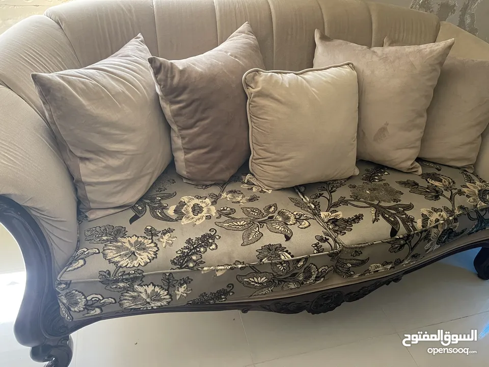 طقم للبيع بحالة ممتازة