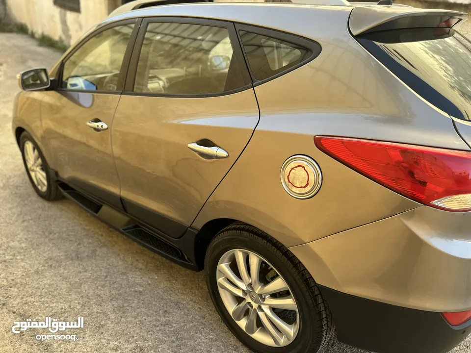 2009 ‏Hyundai توسان LX20 اربع ابواب، اللون فيراني، الكراسي جلد والسيارة 92,000 كيلو فقط وبحالة رائعة