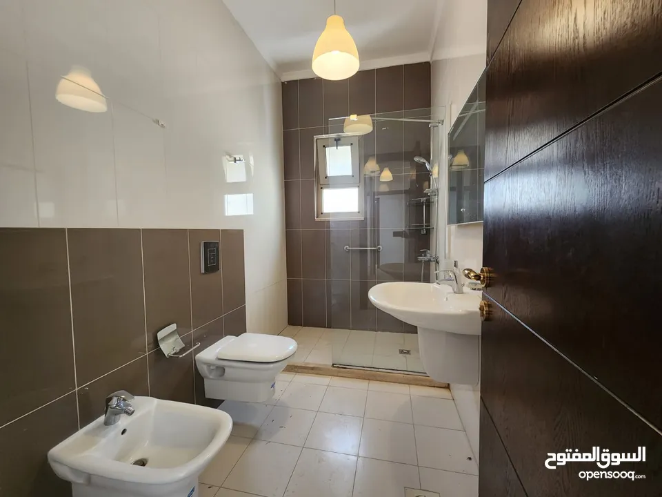 شقة فارغة للبيع بين الدوار الرابع و الخامس - ref: 14595