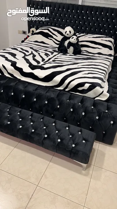 سرير اسود مخمل مع بفة طولية قياس السرير180*200 من غير فرشة