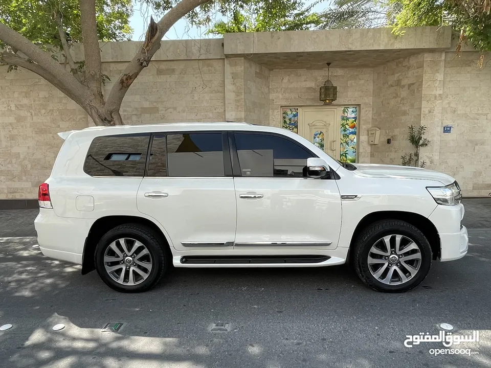 Toyota LAND CRUISER GXR V8