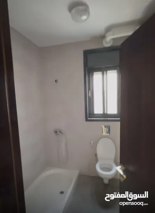 شقة غير مستخدمة عفش وادوات كهربائية جديدة وتدفئة مركزية راكبة مطبخ راكب وسعر مغري للسكن فوراً لجادين