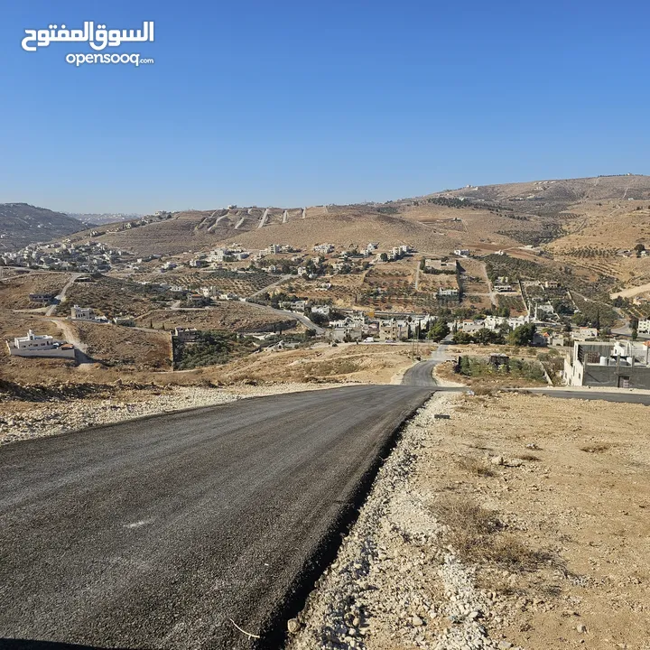 ارض مميزة ذات اطلالة بنوراما في أجمل مواقع حوض القصبات بيرين بجانب شفا بدران على قمة جبل بجانب فلل