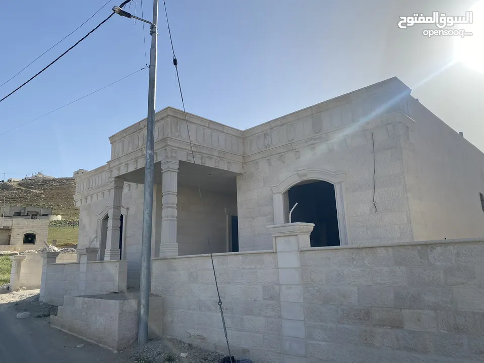 بيت عظم للبيع واجهه حجر مقصور من الداخل مسور من الخارج وبورسلان كامل داخلي موجود مطوب ومرخص