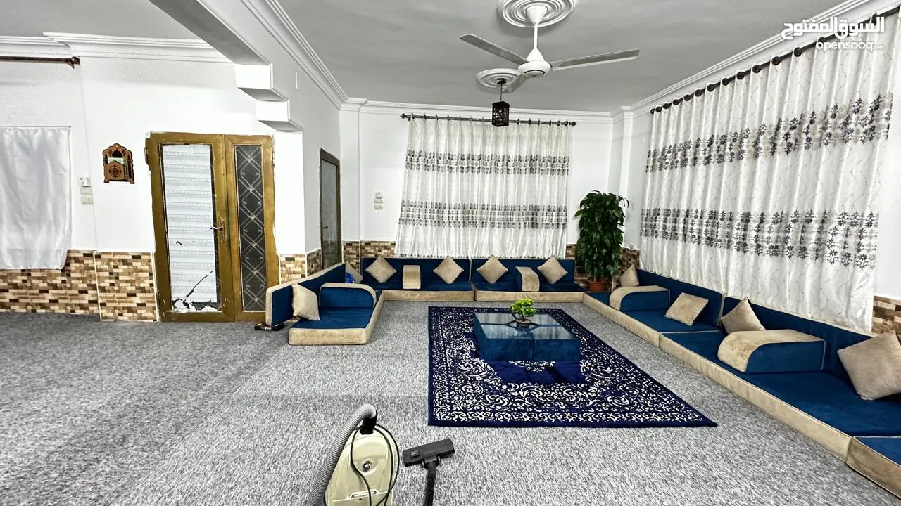 شقة جديدة فخمة مفروشة طابق ارضي للايجار وساخة دوار صحارى
