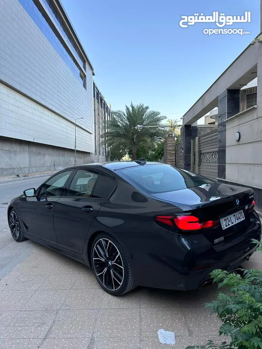 السيارة موجودة البرا مع امكانية الشحن...BMW 530i