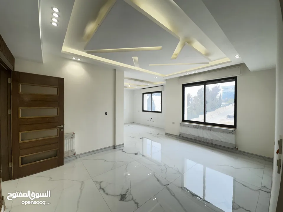 شقة مميزة طابق اول بأجمل مناطق خلدا مساحة واسعه 240م بسعر مميز