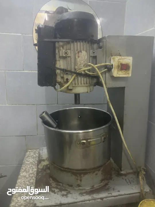 ثلاجه مع عدت مطعم لبيع