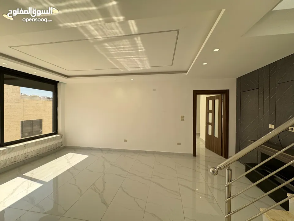 شقة للبيع مميزة جدآ في البنيات طريق المطار جامعة البترا ثالث مع الروف من المالك مباشرة