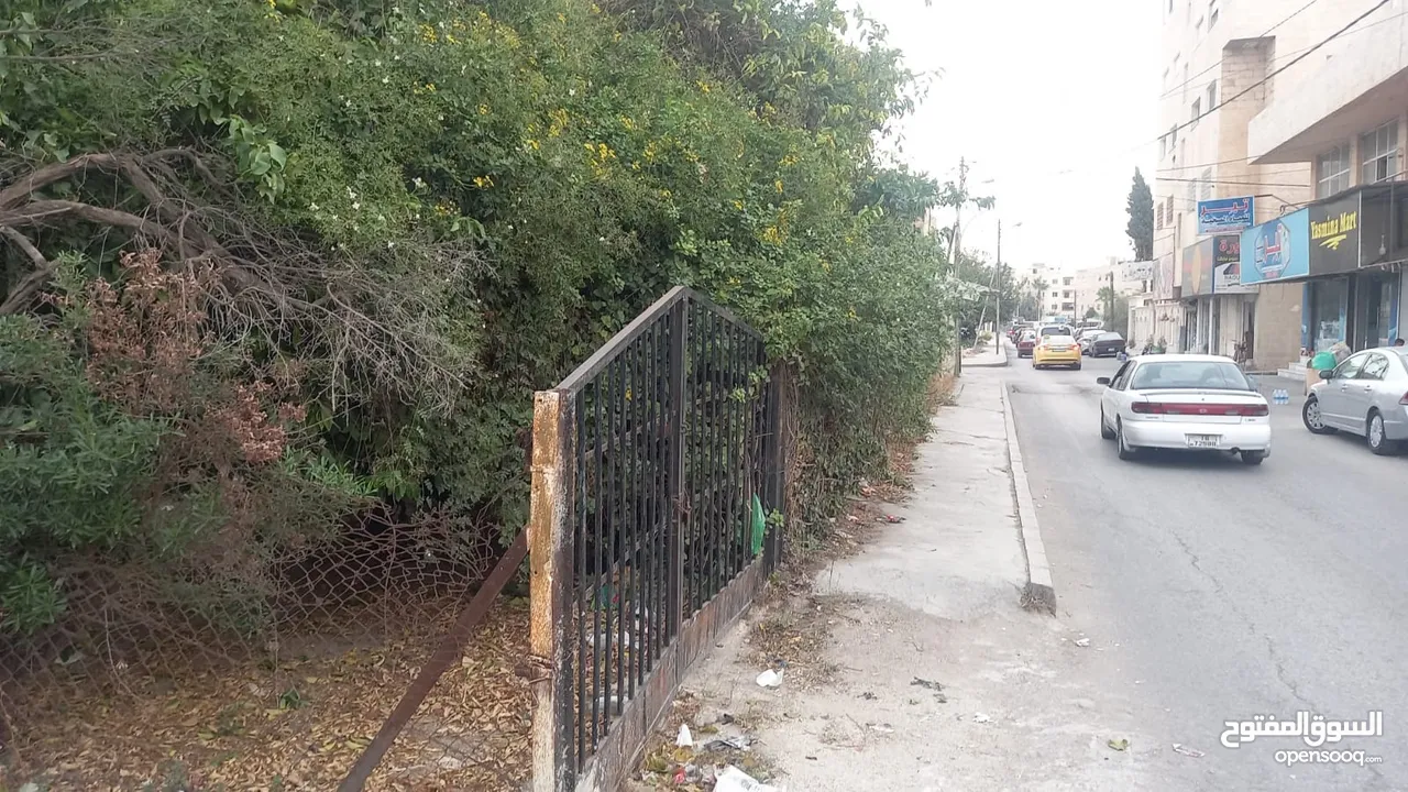 مبنى مكون من طابقين على قطعة ارض