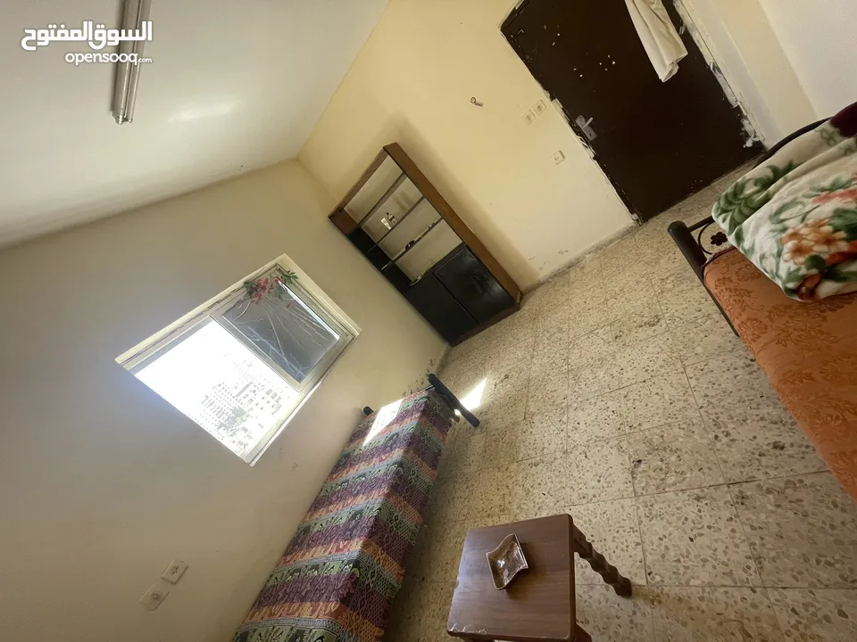 غرفة للإيجار تتسع لشخصين مفروشة جزئيا درج بدون أصانصيل في أم الشرايط