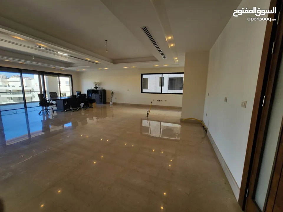 شقة طابقية فاخرة للبيع في عبدون  ref : 14389