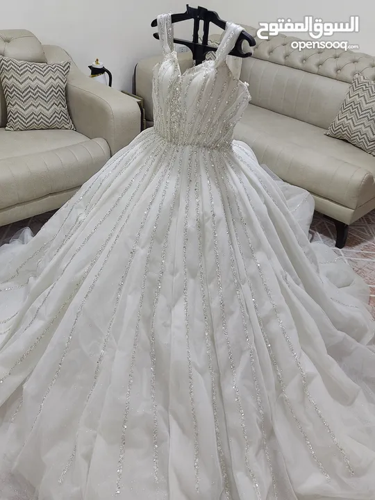 بدلة عاروس ابيض نظيف