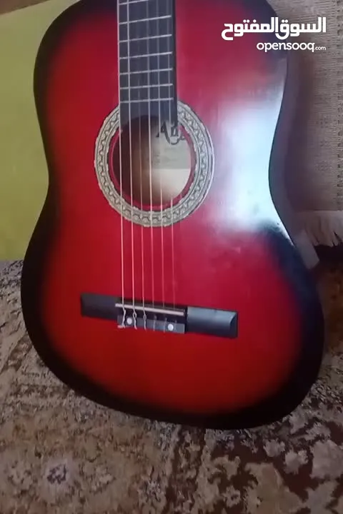جيتار nailon احمر بحالة ممتازه، استعمال بسيط جدا