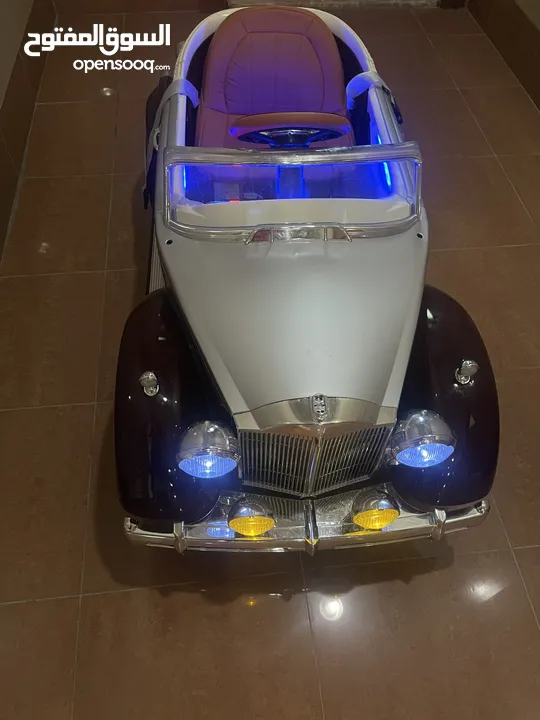 ‏ سيارة أطفال كهربائية مضاءة بالكامل وسماعات Children's electric car with lights and sound