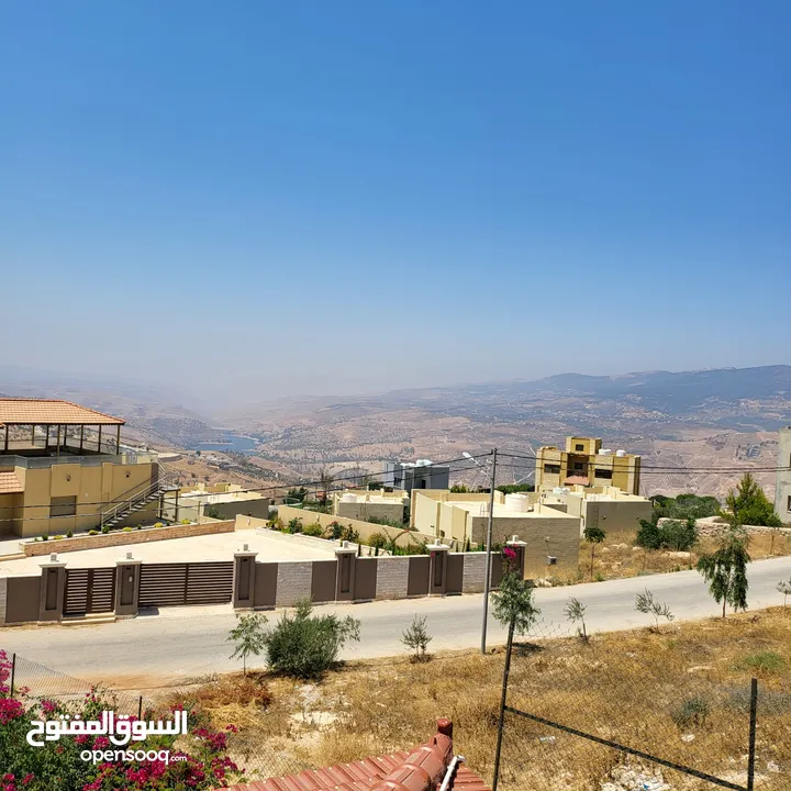فرصة استثمارية للباحثين عن الهدوء والتميز ، شاليه مميز ضمن كومباوند وفي منطقة مطلة على سد الملك طلال