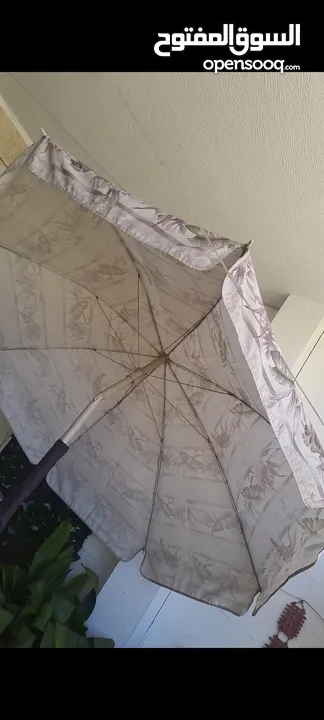 مظله من إيكيا ثقيله قاعدتها حديد ومرجيحه 3 مقاعد بفرش او بدون