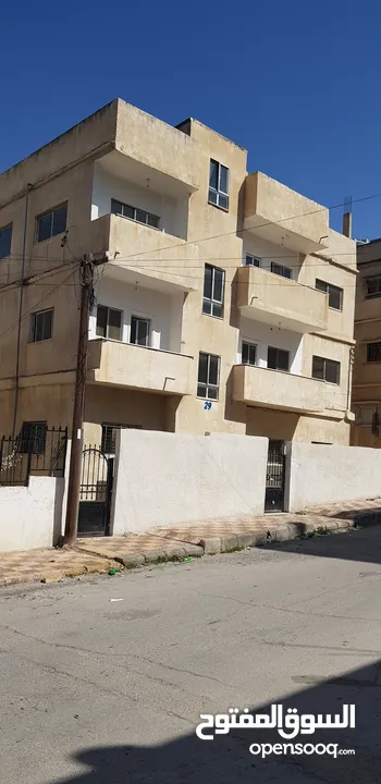 عمارة من اربع طوابق العمارة فارغة