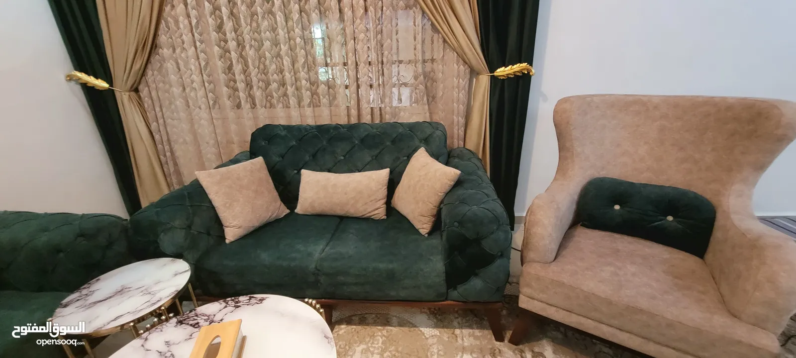 طقم كنب وستارة للبيع بداعي السفر استعمال خفيف شبه الجديد الستاره تفصيل