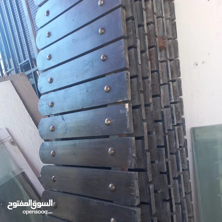 دربزين سور خارجي مع باب كراج حديد وخشب من الجهتين
