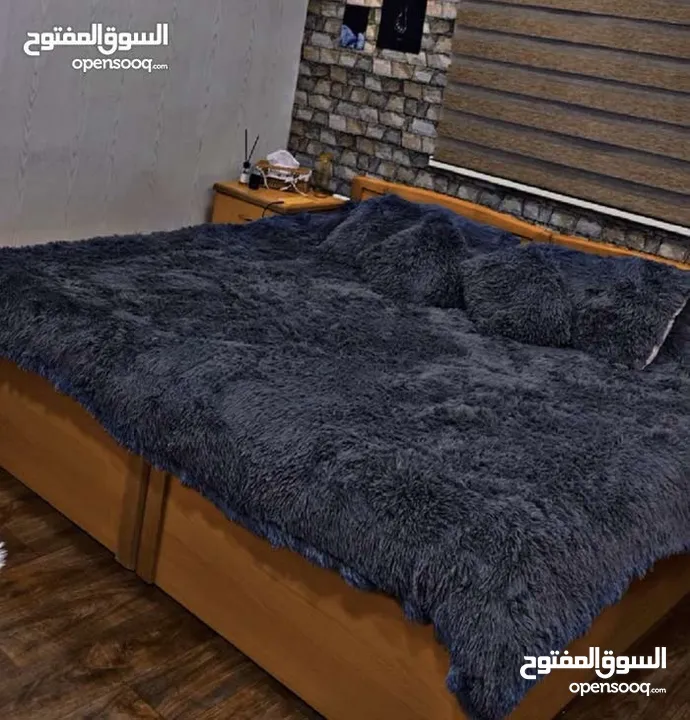 متوفر عندي مكتب وتختين مفرد (بدون فرشات) بحالة ممتازة جاهزين للاستخدام مباشرة نظاف وخشب متين جداً