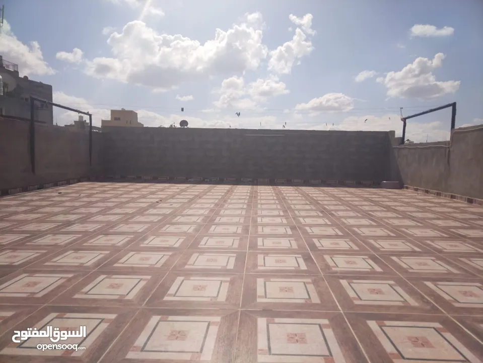 منزل مميز جداًَ للبيع في مخيم إربد