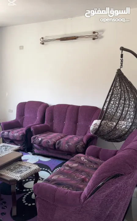 غرفة ضيوف كاملة كنب وطاولة وسجاد وعش وبرادي وثريا