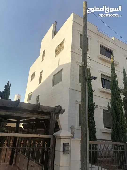 بيت مستقل اربع شقق طابقية على شارعين شارع المطار حجار النوابلسة مقابل الخارجية لقطة !!