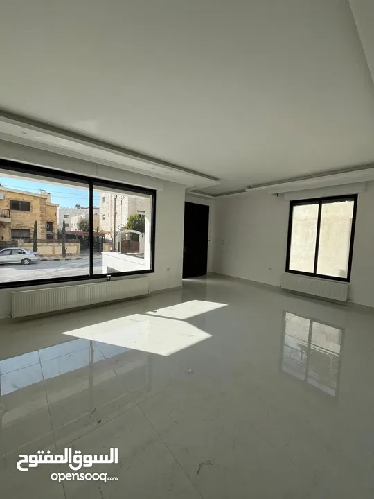 شقة فارهة حديثة ، طابق اول مميزة للبيع في ضاحية الامير راشد ، بمساحة بناء 210 م ، وبتشطيبات راقية .