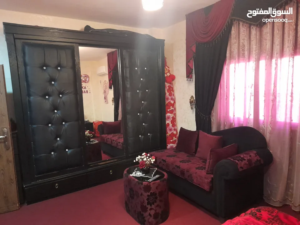 برداية تفصيل لون اسود وخمري واريكة تفصيل لون خمري واسود مع طاولة زجاج