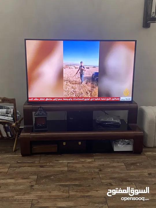 طاولة تلفزيون TV unit للبيع في غرفة الجلوس