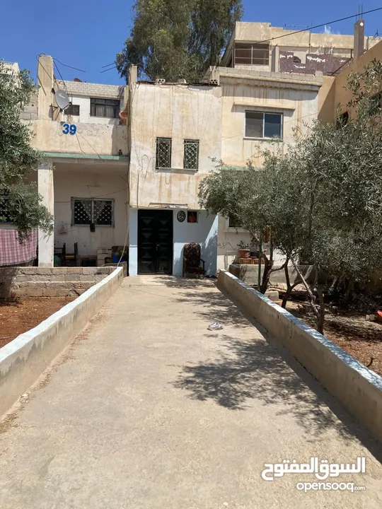 منزل طابق ارضي و نصف طابق ثاني مع حديقة و مصف يتسع لثلاث سيارات للبيع