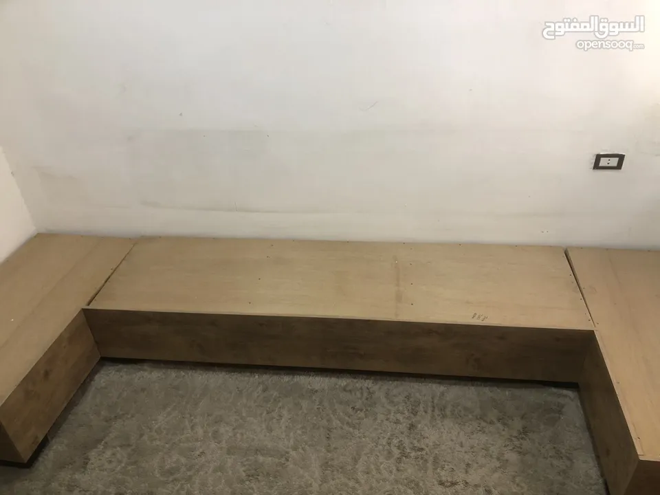 خشب كورنر شبه جديد خمس قطع للبيع خشب  ثقيل يستخدم لرفع لفراش العربي عن الارض او تغصيل فراش على مقاسه