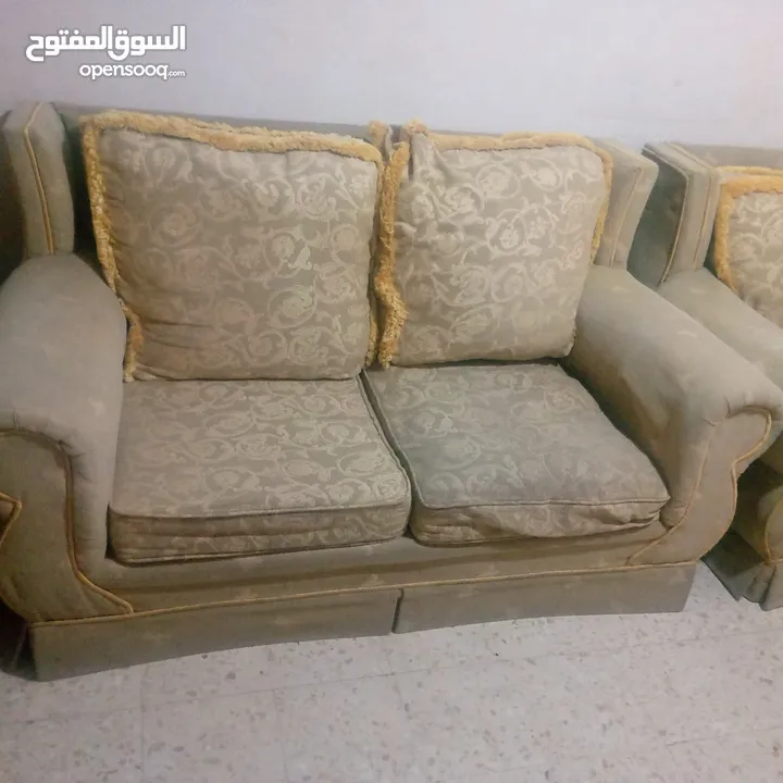 طقم كنب جيد جداً سعر مغري سبعة مقاعد بحاله جديده بحاله وكاله 25دينار