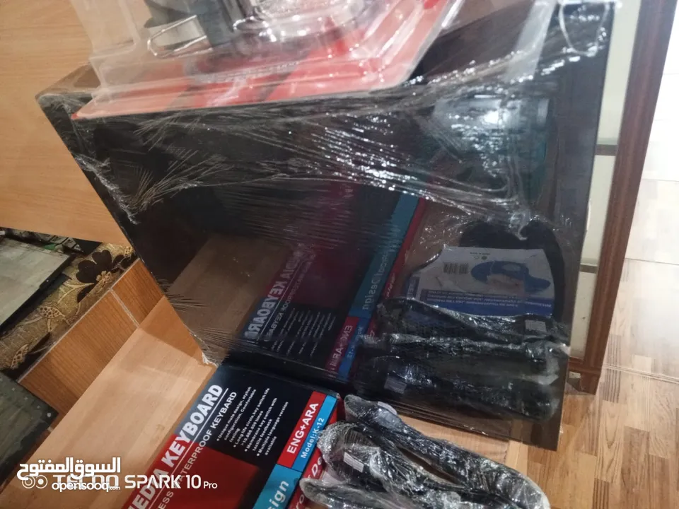 جـــهاز كــــمبيوتر مع جـــميع اكـــسسواراته للبيـــع