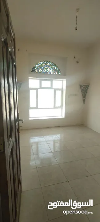 شقة في مذبح " 4 غرف و 2 حمامات ومطبخ وصالة "بعد النائب العام على سور جامعة صنعاء "كلية الطب"