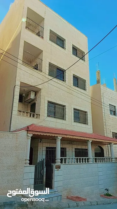 بناية مكونة من اربع طوابق /الزرقاء جبل طارق