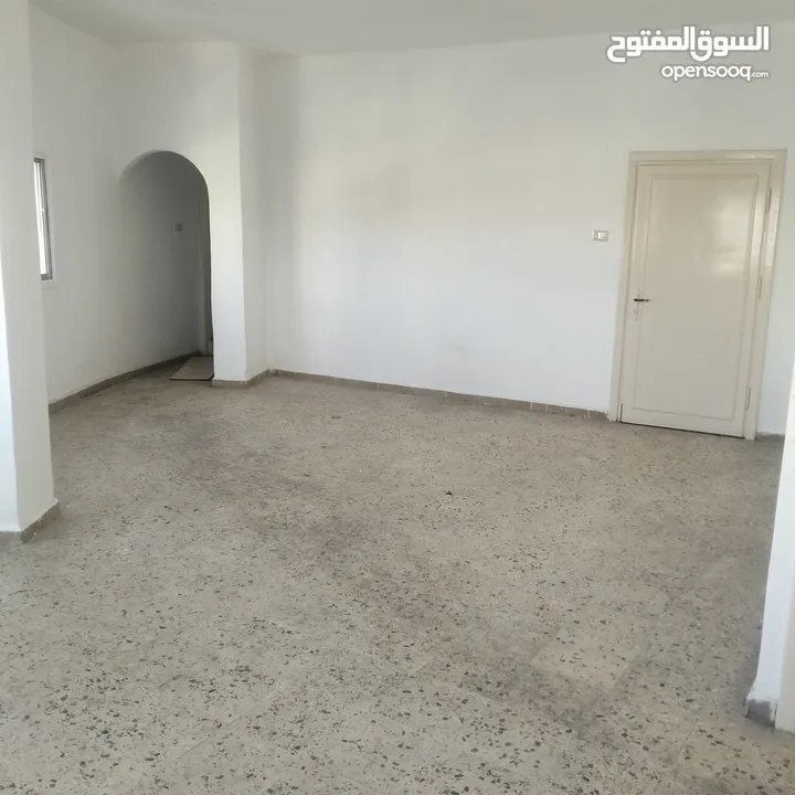 منزل للبيع طابق ثاني على شارع رئيسي في ايدون على إشارة ايدون
