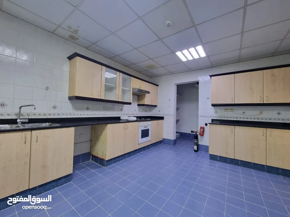 3 BR Large Apartment in Khuwair – Service Road