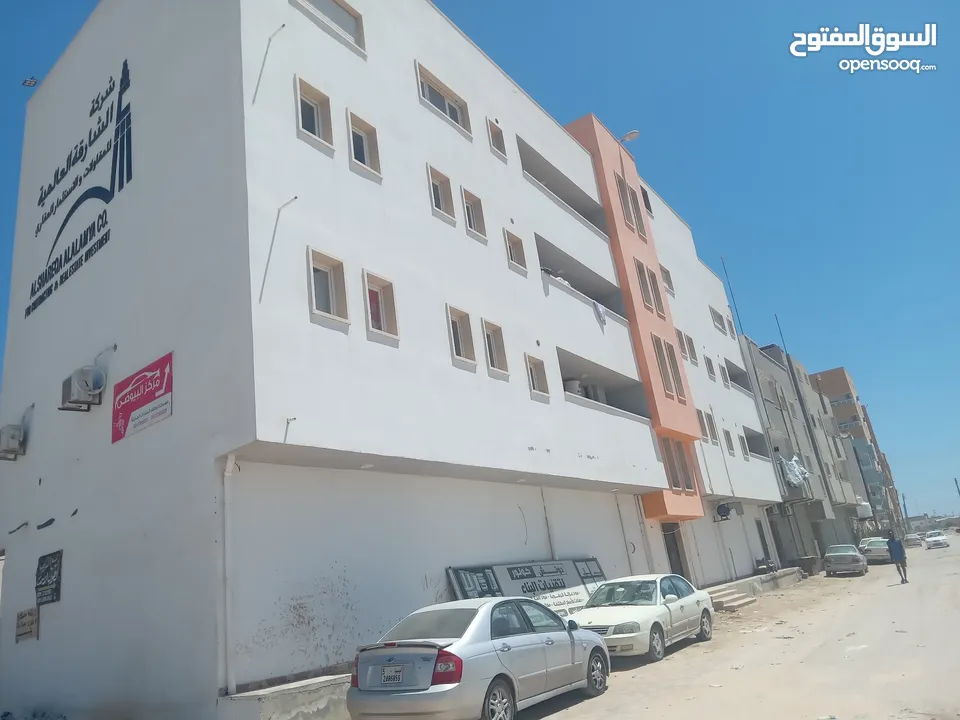 مبنى اربع طوابق تشطيب حديث يطل مباشرة على طريق مزدوج قصر أحمد