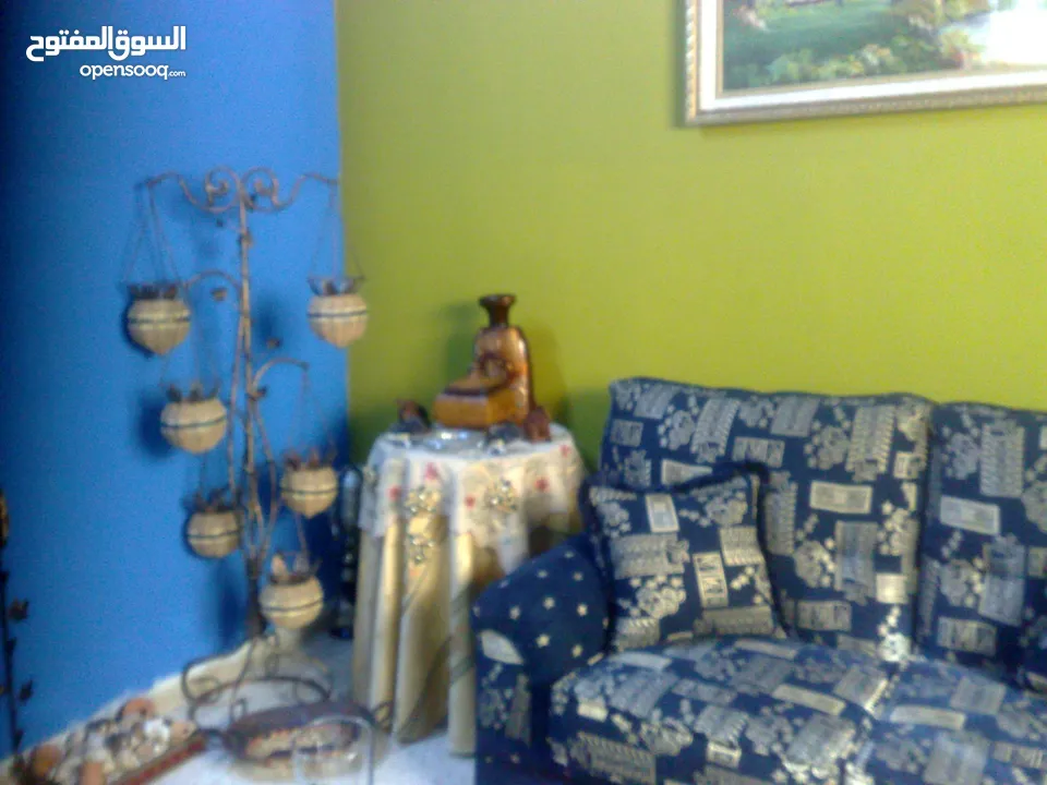 طقم كنب بحال جديد استعمال بسيط ولون ملوكي