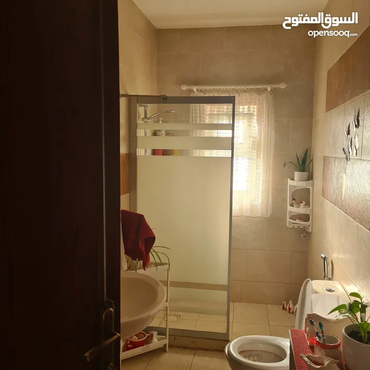 شقة في عمارة عائلية للبيع في إسكان الضباط مرج الحمام. شارع جانبي هادئ