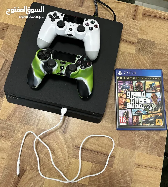 بلايستيشن 4 سلم  مستعمل  مع يد تحكم عدد 2 مع CD. Gta v