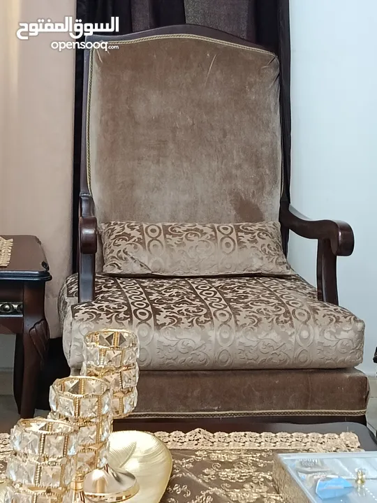غرفه ضيوف جديده بحالة الوكاله و مميزه ...  لون رائع و خشب ثقيل  .... بسعر لقطه