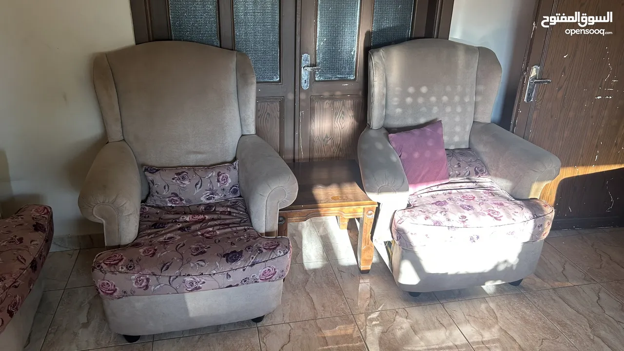 طقم كنب 9 مقاعد مستعمل للبيع – نظيف ولون بيج