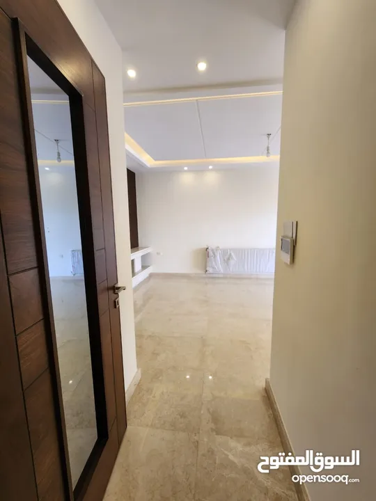 شقة طابقية للبيع في حي الصحابة - ref : 14579