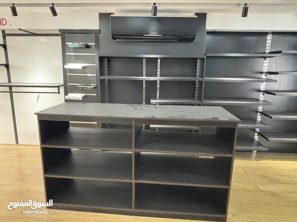 ديكور محل: رفوف ومكتب استقبال